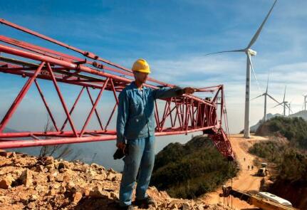 價(jià)值百萬風(fēng)力發(fā)電葉片，被河南村民當(dāng)蹺蹺板：一片上站20多人