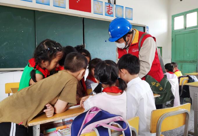 國網射陽供電:電力體檢 助力師生清涼上課