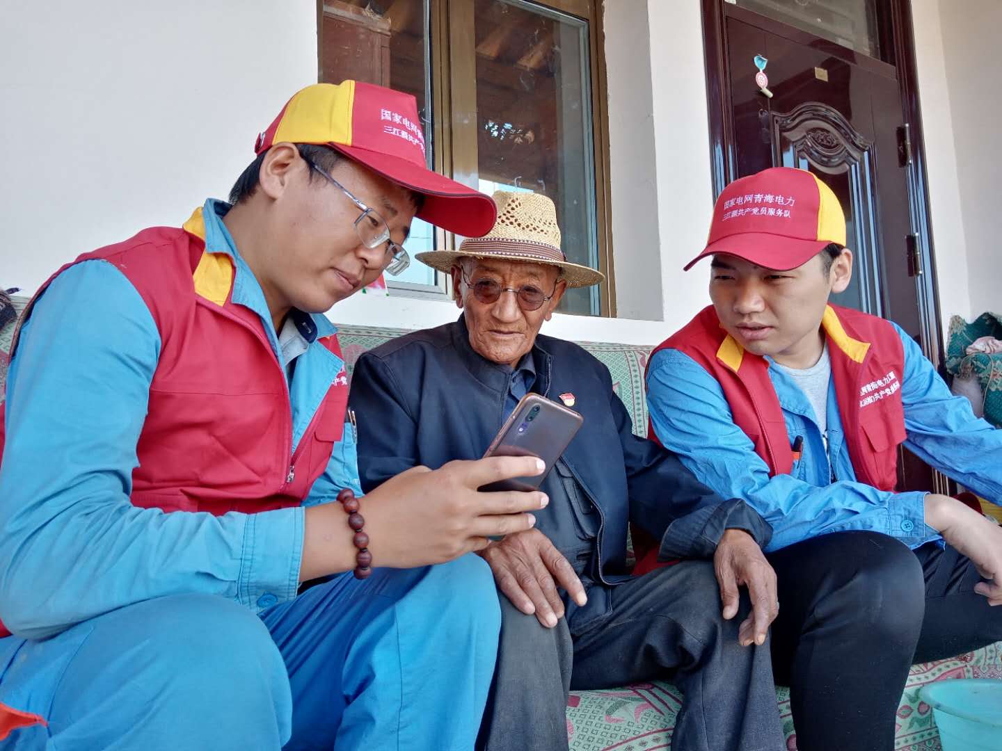 國網(wǎng)黃化供電公司運(yùn)檢黨支部與尖扎縣來玉村黨支部開展“扶貧助困、攜手同行”主題黨日活動