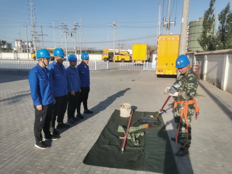 烏海電業(yè)局配電帶電作業(yè)中心：現(xiàn)場培訓(xùn)求實(shí)效，技能素質(zhì)再提升