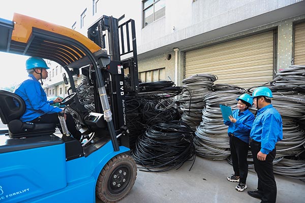 國(guó)網(wǎng)寧?？h供電公司：下基層強(qiáng)服務(wù)，提質(zhì)增效駛?cè)搿翱燔嚒钡? width=