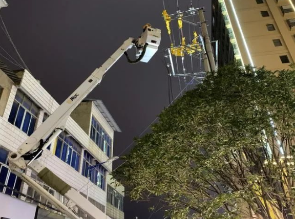云南電網(wǎng)陸良供電局城區(qū)供電所冬夜搶修，杜絕用電隱患