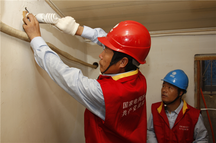 國(guó)網(wǎng)象山縣供電公司紅船服務(wù)進(jìn)社區(qū)，把牢冬季安全用電關(guān)