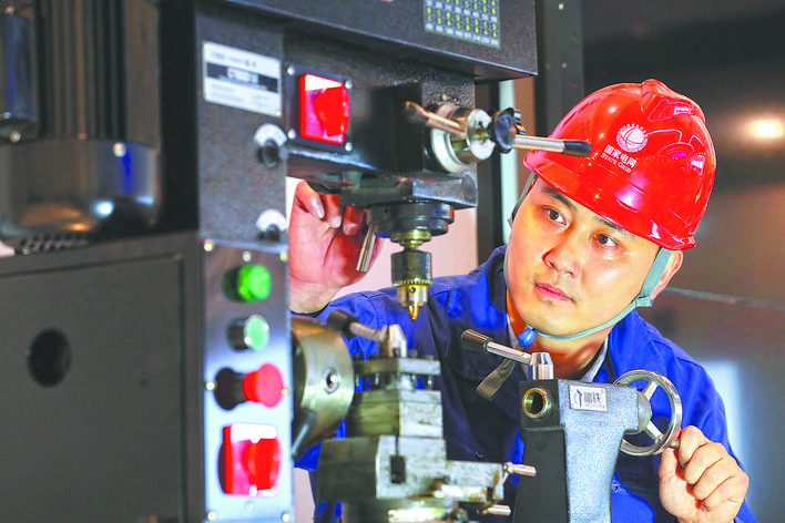 【國家電網(wǎng)公司特等勞?！坷?寧