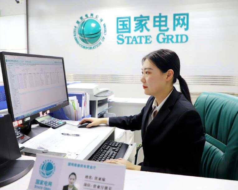 伏亞瓊:用心擦亮服務(wù)窗口