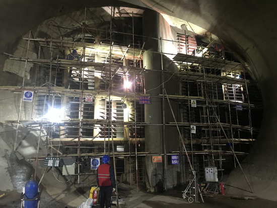 國網(wǎng)劉家峽水電廠7、8號(hào)機(jī)組進(jìn)水口攔污柵補(bǔ)焊打磨修復(fù)順利完成