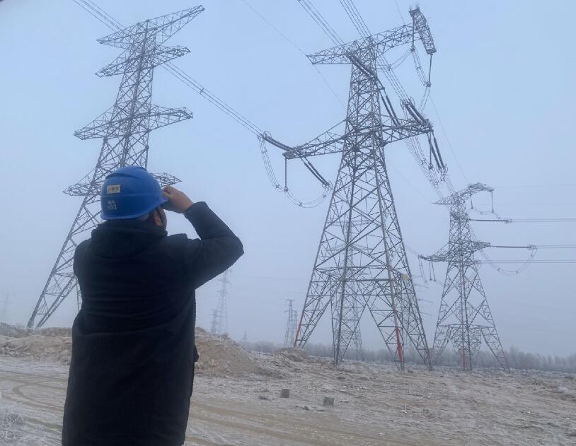 內(nèi)蒙古烏海超高壓供電公司防污除閃，寒冬堅(jiān)守一線(xiàn)