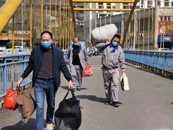 略電戰(zhàn)“疫”故事:疫情之下 他們以廠為家 義無反顧