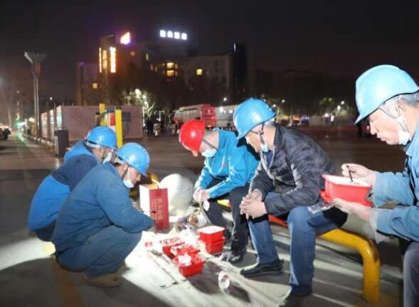 山西晉城核酸檢測點的電力人:日夜鏖戰(zhàn)為抗疫保電送電