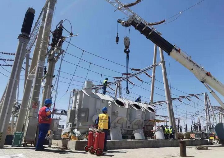 吊罩成功！主變大修工程為“綠色電”保駕護(hù)航