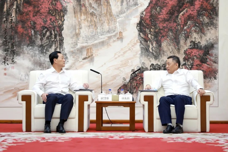 中國(guó)能建黨委書(shū)記、董事長(zhǎng)宋海良與朝陽(yáng)市市長(zhǎng)謝衛(wèi)東會(huì)談