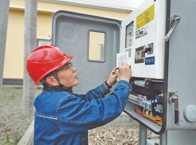 張洪梁:以嚴細實作風保障變電站設(shè)備安全