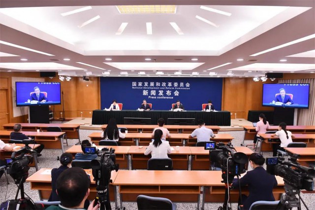 發(fā)改委：我國新能源產(chǎn)業(yè)全球領(lǐng)先，為全球市場提供超過70%的光伏組件