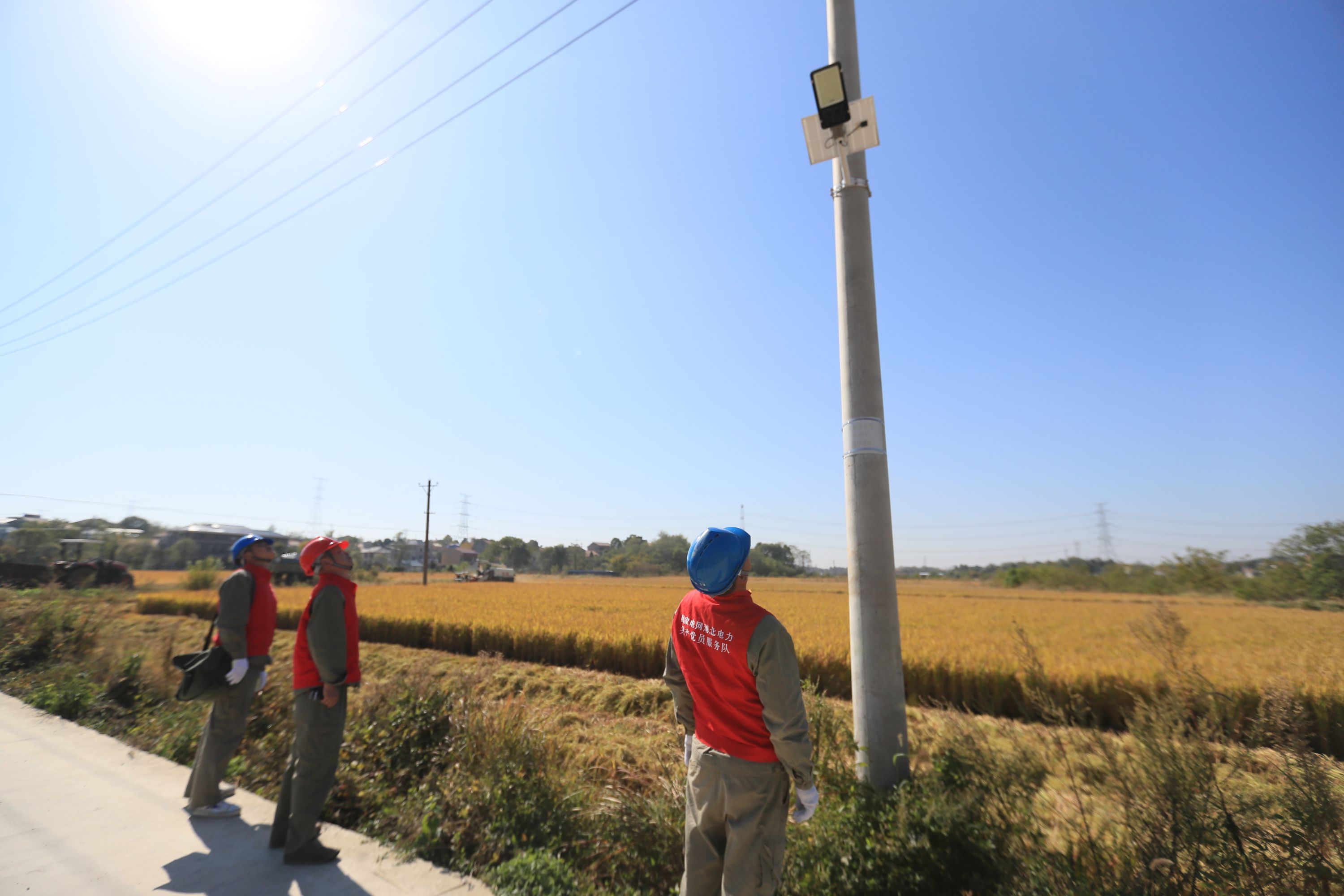 金秋豐收正當(dāng)時(shí)，供電部門(mén)全力保障農(nóng)戶(hù)秋收用電