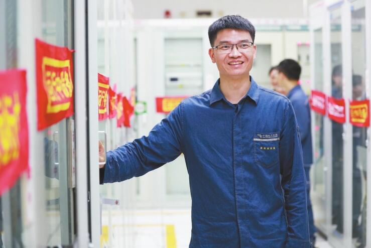 扎根一線(xiàn)的繼?！搬t(yī)生”——記廣東電網(wǎng)公司肇慶供電局變電管理所繼保自動(dòng)化一班副班長(zhǎng)雷宇