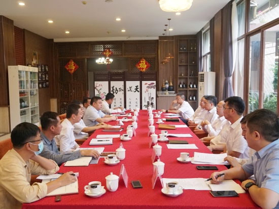 中國電建黨委常委、副總經(jīng)理徐鵬程與海南萬寧市委書記蓋文啟、市長王三防座談