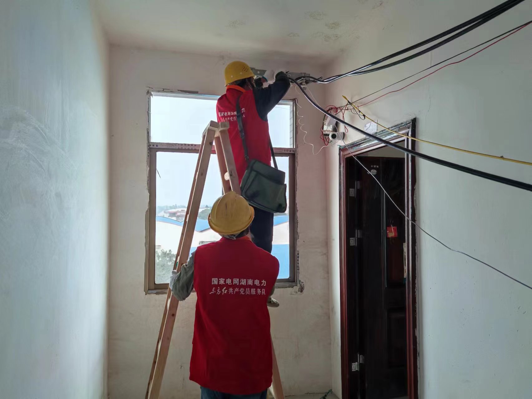 國(guó)網(wǎng)東安縣供電公司:分秒必爭(zhēng) 21小時(shí)完成隔離點(diǎn)送電