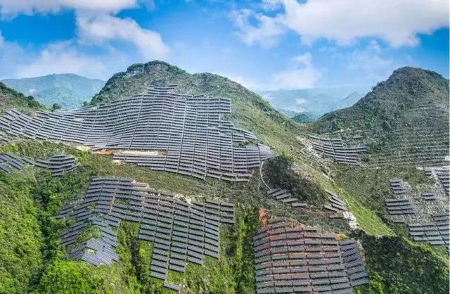 全國(guó)首例！吉電股份“大容量、高坡度”集中式山地光伏項(xiàng)目并網(wǎng)