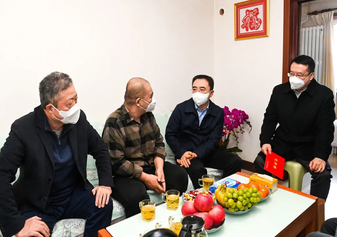 鄒磊、劉明勝走訪慰問退休老領(lǐng)導(dǎo)、勞模遺屬、困難黨員群眾