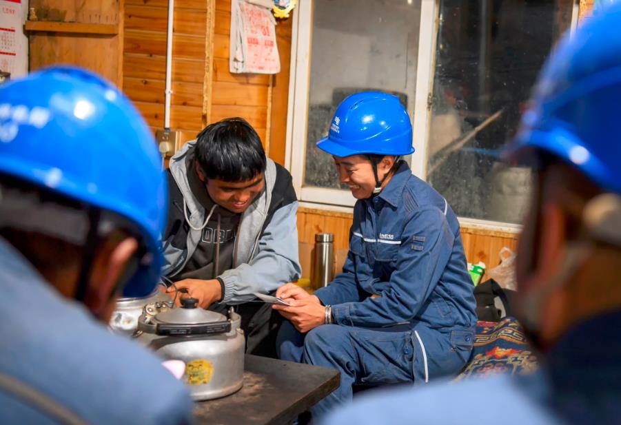 【新春滿(mǎn)能量 央企“不打烊”】“電亮”村落好光景