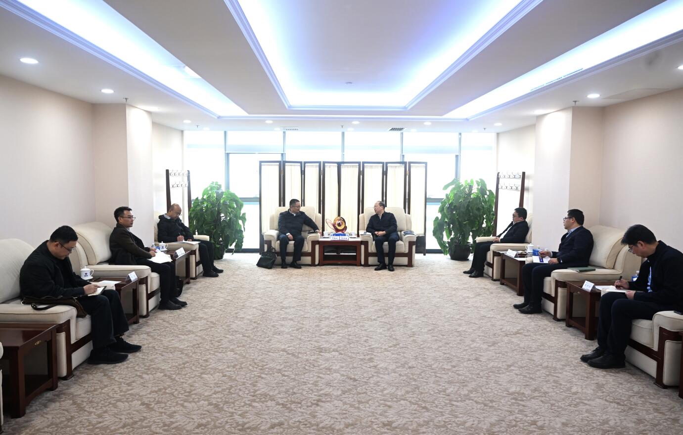 中國(guó)電建黨委常委、副總經(jīng)理徐鵬程與西藏開(kāi)發(fā)投資集團(tuán)黨委書記、董事長(zhǎng)祁騰武會(huì)談