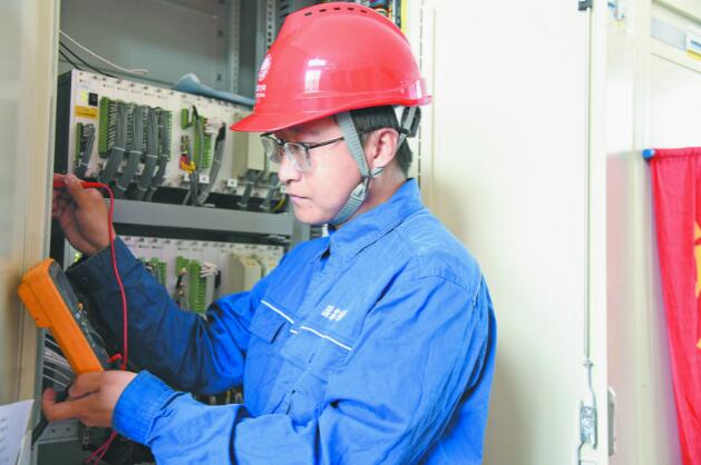 胡夢琪: 悉心守護(hù)電網(wǎng)“神經(jīng)系統(tǒng)”