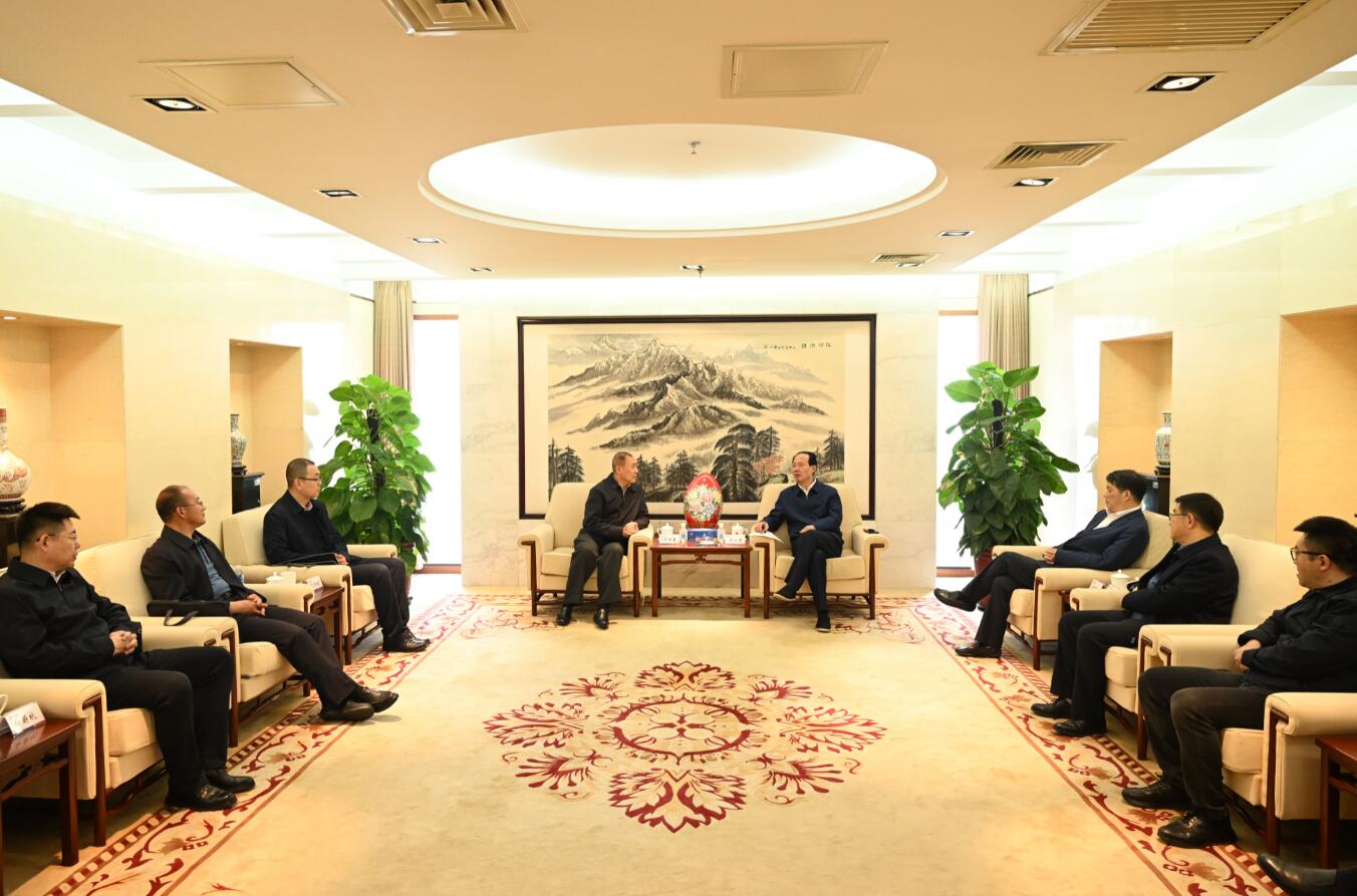中國(guó)電建黨委書(shū)記、董事長(zhǎng)丁焰章會(huì)見(jiàn)內(nèi)蒙古能源集團(tuán)黨委書(shū)記、董事長(zhǎng)何雨春