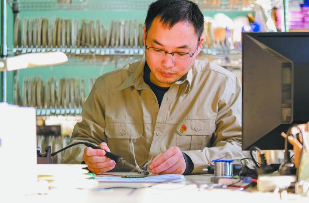 國(guó)網(wǎng)工匠李澄:立足崗位專(zhuān)心專(zhuān)注 創(chuàng)新攻關(guān)項(xiàng)目難題