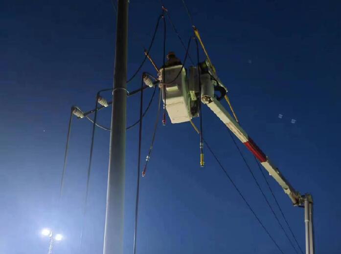 阿拉善供電公司:帶電作業(yè)“星夜馳援” 助力春查保供檢修