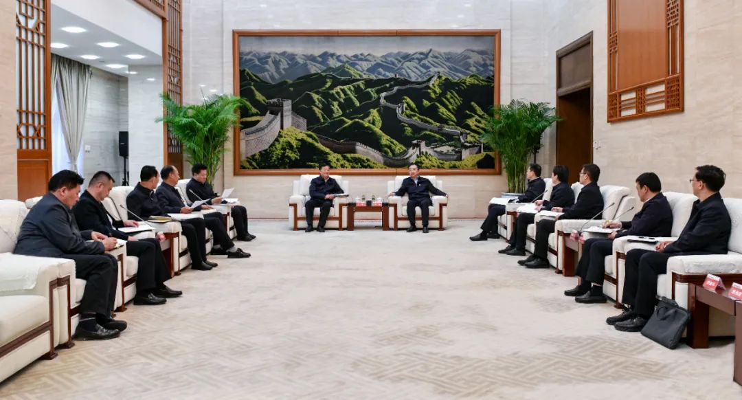 大唐集團(tuán)黨組書(shū)記、董事長(zhǎng)鄒磊與青海省海南州委書(shū)記呂剛、州長(zhǎng)尕瑪朋措會(huì)談