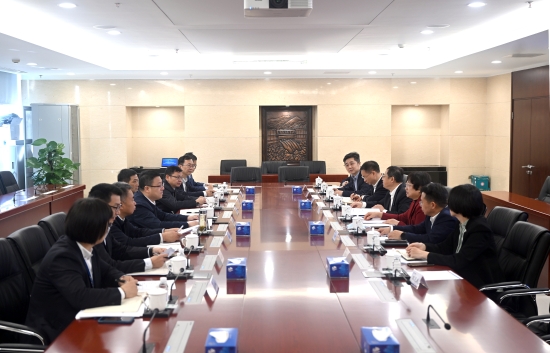 中國(guó)電建黨委常委、副總經(jīng)理王小軍與中國(guó)華電集團(tuán)黨組成員、副總經(jīng)理李旭紅會(huì)談