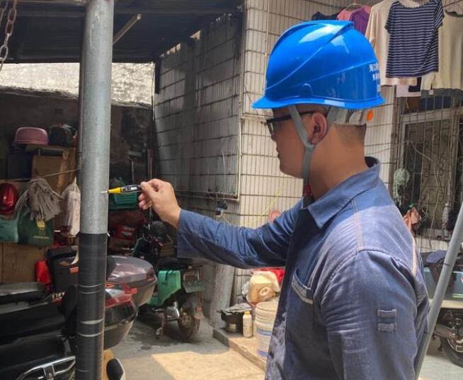 鐵皮屋“全身”帶有220伏電壓??？诠╇娋稚祥T(mén)排險(xiǎn)