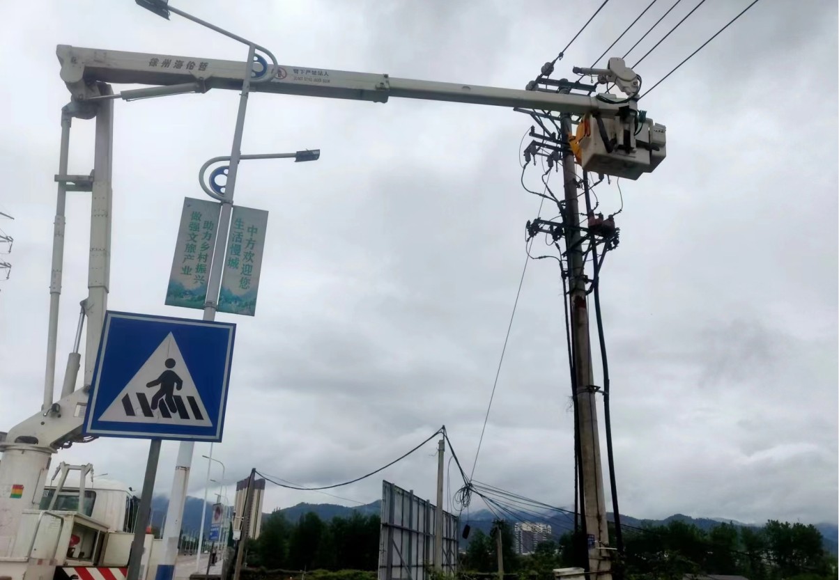 國網(wǎng)中方縣供電公司:帶電搭火優(yōu)服務(wù) 能帶不停保供電