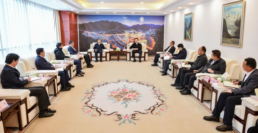 鄒磊與西藏自治區(qū)政府副主席、昌都市委書記龔會(huì)才，昌都市委副書記、市長(zhǎng)羅慶伍會(huì)談