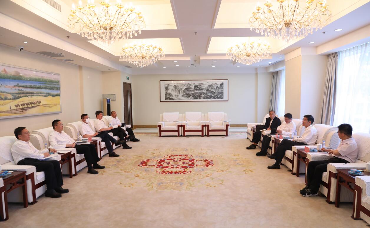國(guó)家電投副總經(jīng)理、黨組成員徐樹(shù)彪與內(nèi)蒙古自治區(qū)黨委常委、常務(wù)副主席黃志強(qiáng)舉行會(huì)談