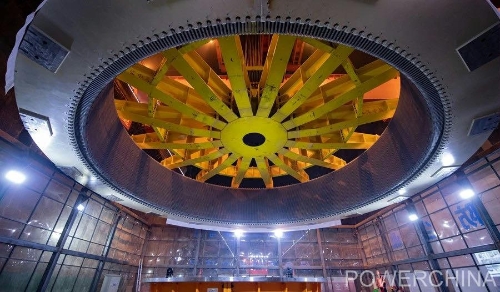 黃河上游在建海拔最高、裝機(jī)容量最大的水電站首臺機(jī)組定子順利吊裝