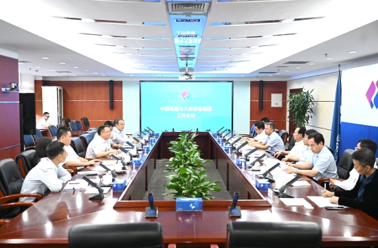 中國(guó)電建黨委書記、董事長(zhǎng)丁焰章與大家保險(xiǎn)集團(tuán)黨委書記、董事長(zhǎng)何肖鋒會(huì)談