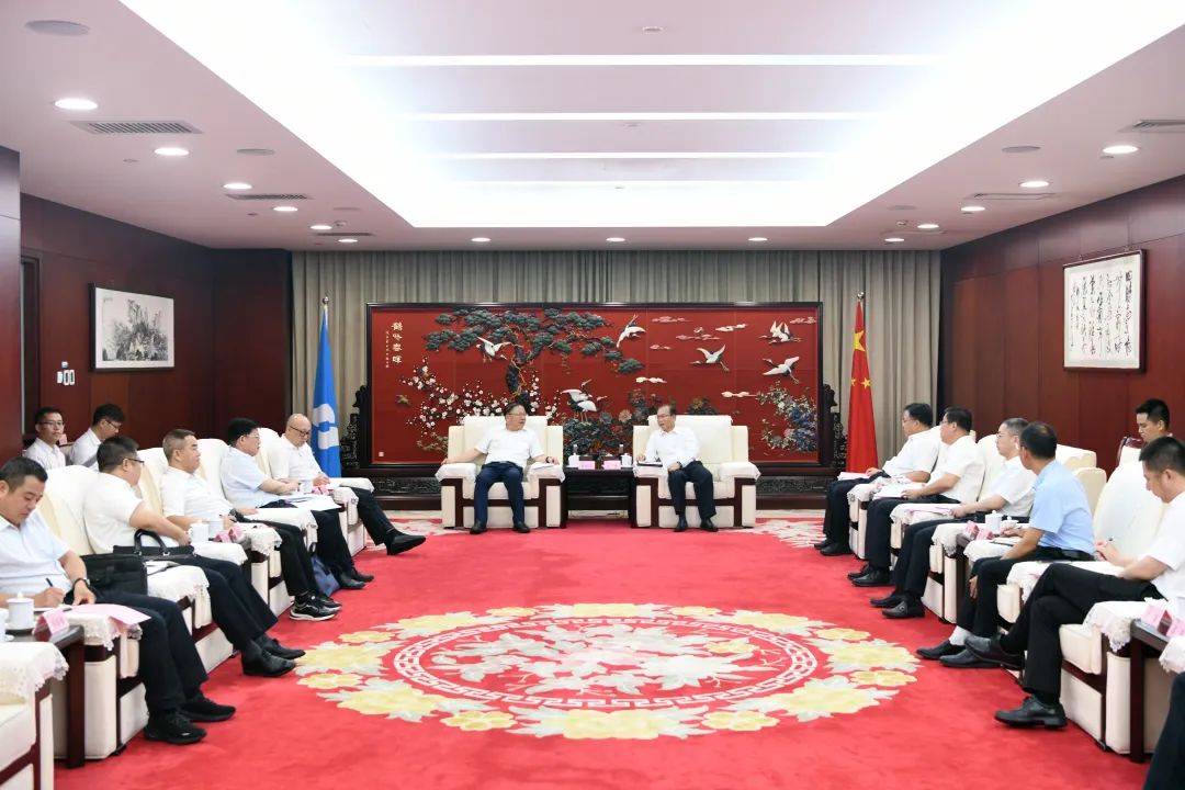 江毅與廣西壯族自治區(qū)人民政府黨組成員、國資委黨委書記秦如培舉行會談