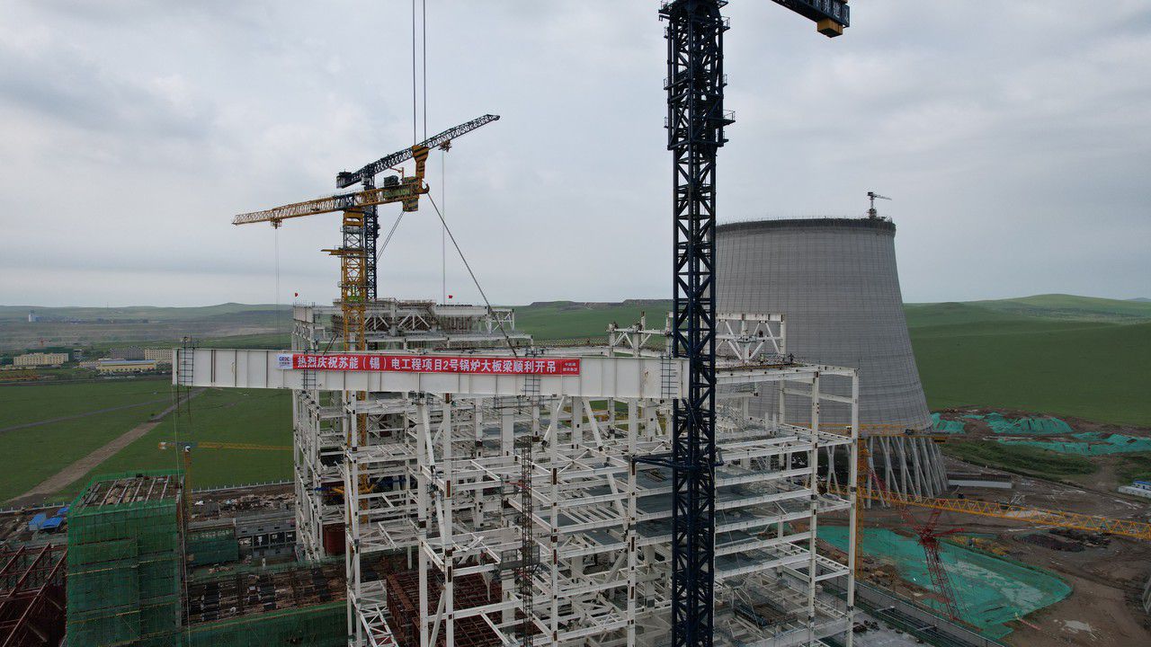 全國首臺百萬千瓦褐煤發(fā)電項目2號機(jī)組鍋爐大板梁順利開吊