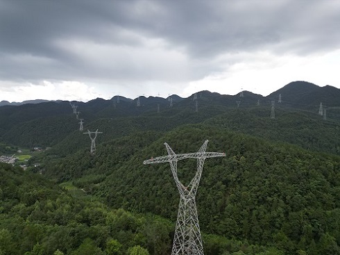 這項(xiàng)工程有新進(jìn)展，全面進(jìn)入架線施工階段