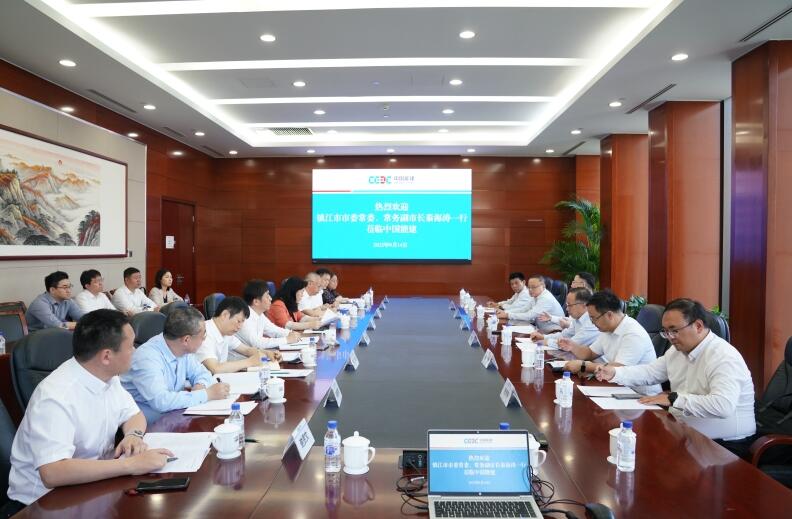 李麗娜與鎮(zhèn)江市委常委、常務(wù)副市長秦海濤會談