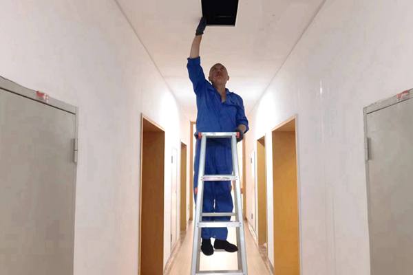 圖為物業(yè)人員利用節(jié)假日對值班宿舍電纜廊道、空調(diào)管道進(jìn)行檢查和維護(hù)