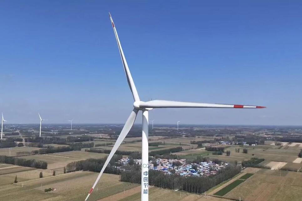 中國節(jié)能以“風(fēng)電+清潔供暖” 守護(hù)千家萬戶“光與暖”  　　文章來源：中國節(jié)能環(huán)保集團(tuán)有限公司　　發(fā)布時(shí)間：2023-11-23  　　從中國節(jié)能獲悉，2023至2024年度冬季采暖季期間，中國節(jié)能所