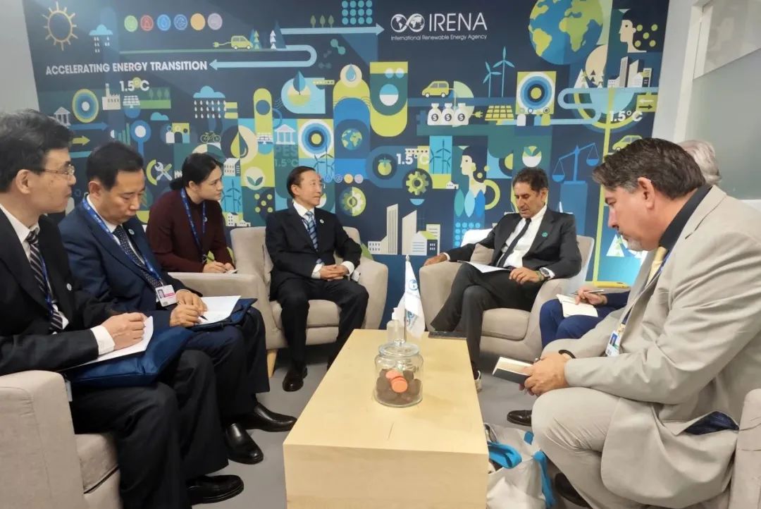 國家電網(wǎng)董事長辛保安與國際可再生能源署總干事卡梅拉、阿布扎比能源局主席阿爾馬拉爾、聯(lián)合國可持續(xù)發(fā)展解決方案網(wǎng)絡(luò)主席薩克斯會談
