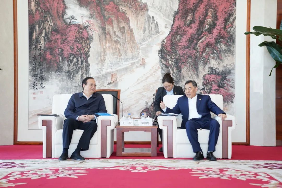 中國(guó)能建黨委書記、董事長(zhǎng)宋海良與歐洲自然科學(xué)院院士、中國(guó)發(fā)展研究院院長(zhǎng)王彤會(huì)談