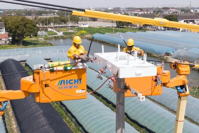 “零感知”帶電作業(yè),農(nóng)村電網(wǎng)持續(xù)改造升級(jí)