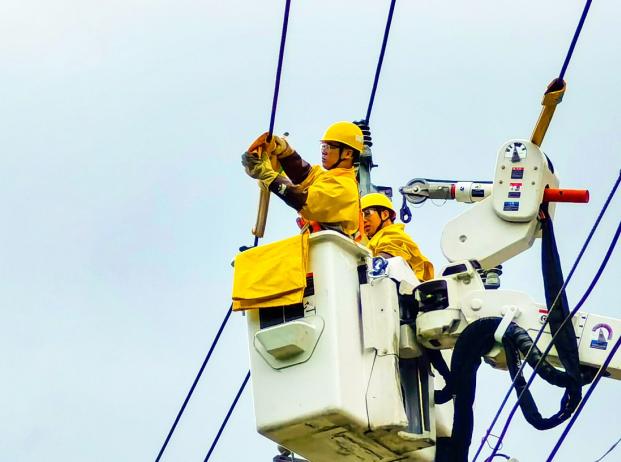 國網(wǎng)政和縣供電公司風(fēng)雨無阻勇?lián)?dāng) 攻堅(jiān)克難保供電