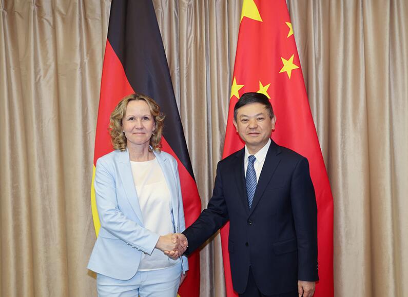 生態(tài)環(huán)境部部長黃潤秋會(huì)見德國聯(lián)邦環(huán)境、自然保護(hù)、核安全與消費(fèi)者保護(hù)部長萊姆克