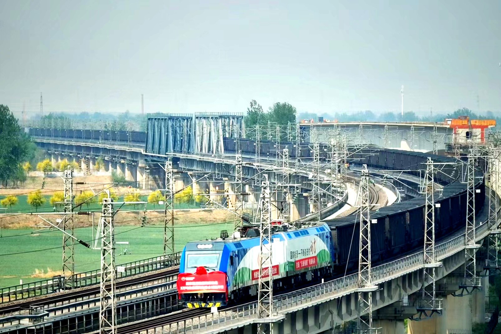 國(guó)家能源集團(tuán)成功開(kāi)行3萬(wàn)噸級(jí)重載列車(chē)