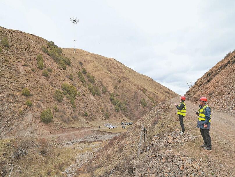 海拔4000米，重載無人機吊運工程物資